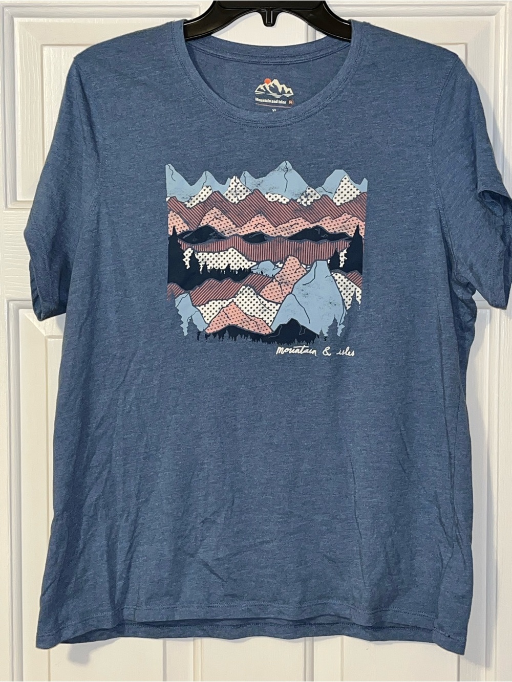 Mountain & Isles Women's Blue Short Sleeve Graphic Tee